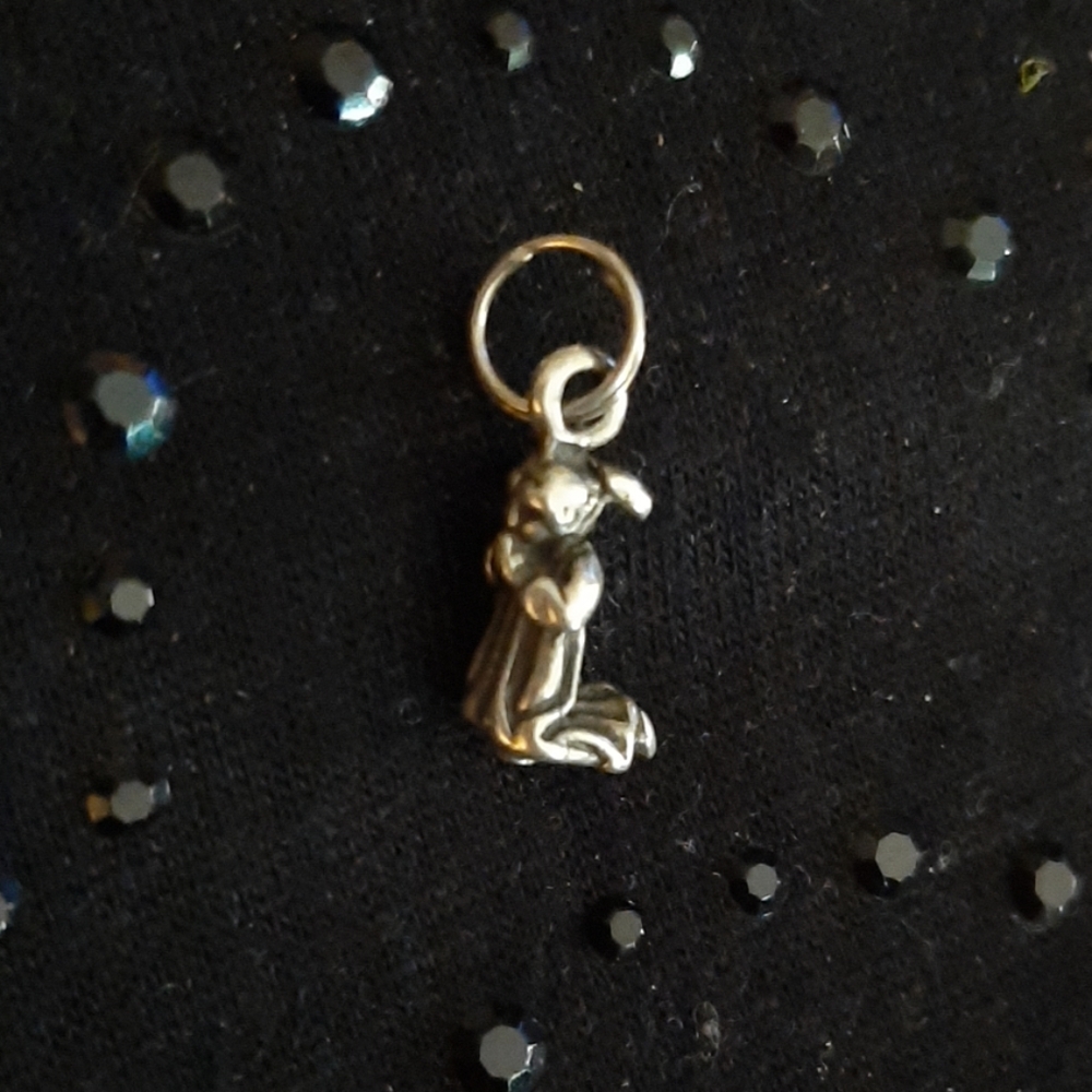 Praying little girl charm 925 silver. E3